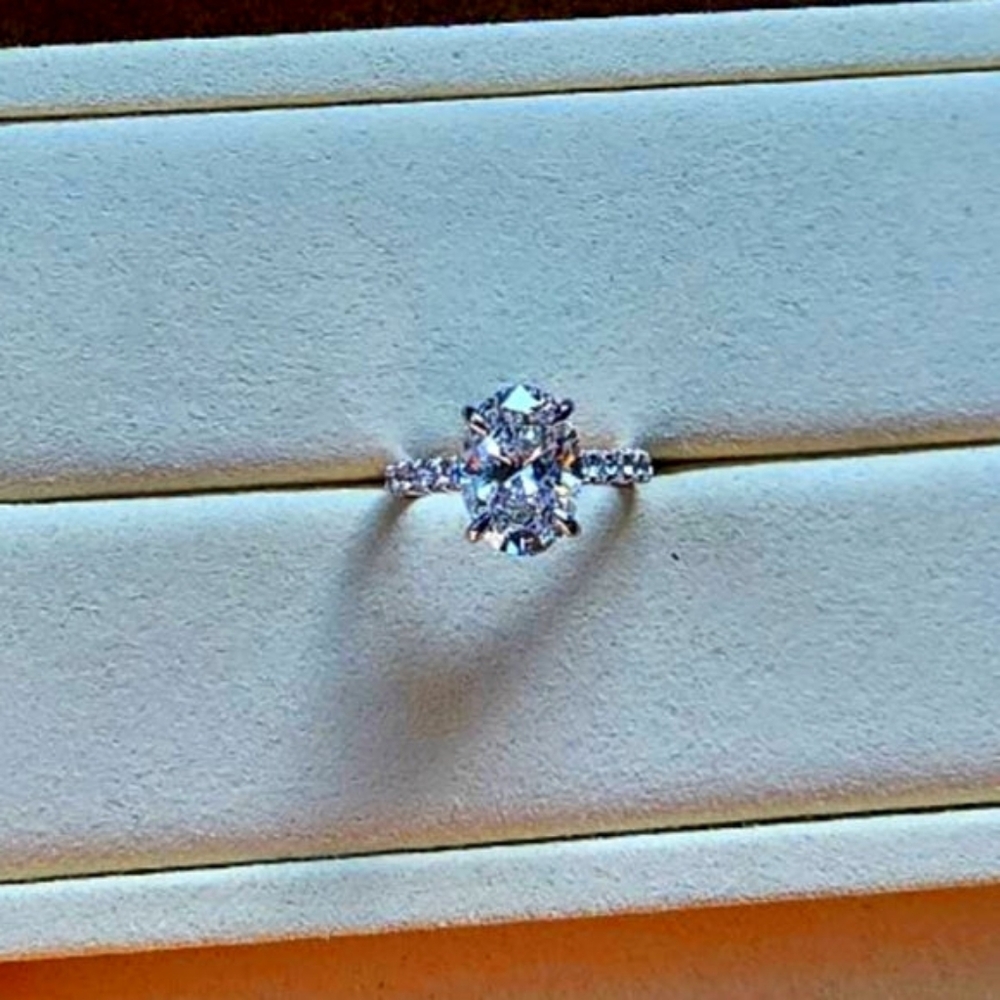 Solid 18k gold 3.5ct e vs1 lab oval diamond ring with side lab diamond